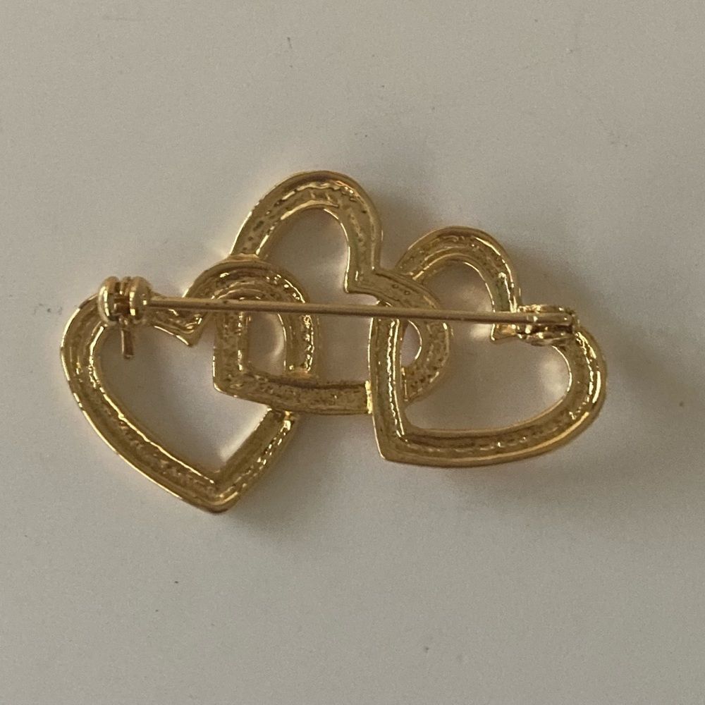 Vintage 80’s triple heart gold tone pin brooch - Picture 2 of 3